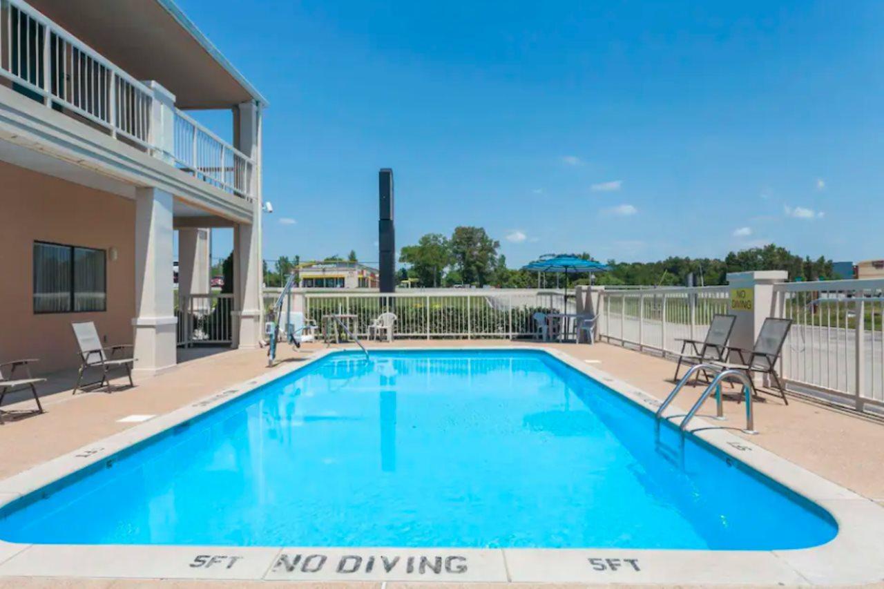 Super 8 By Wyndham Columbia Hotel Bagian luar foto