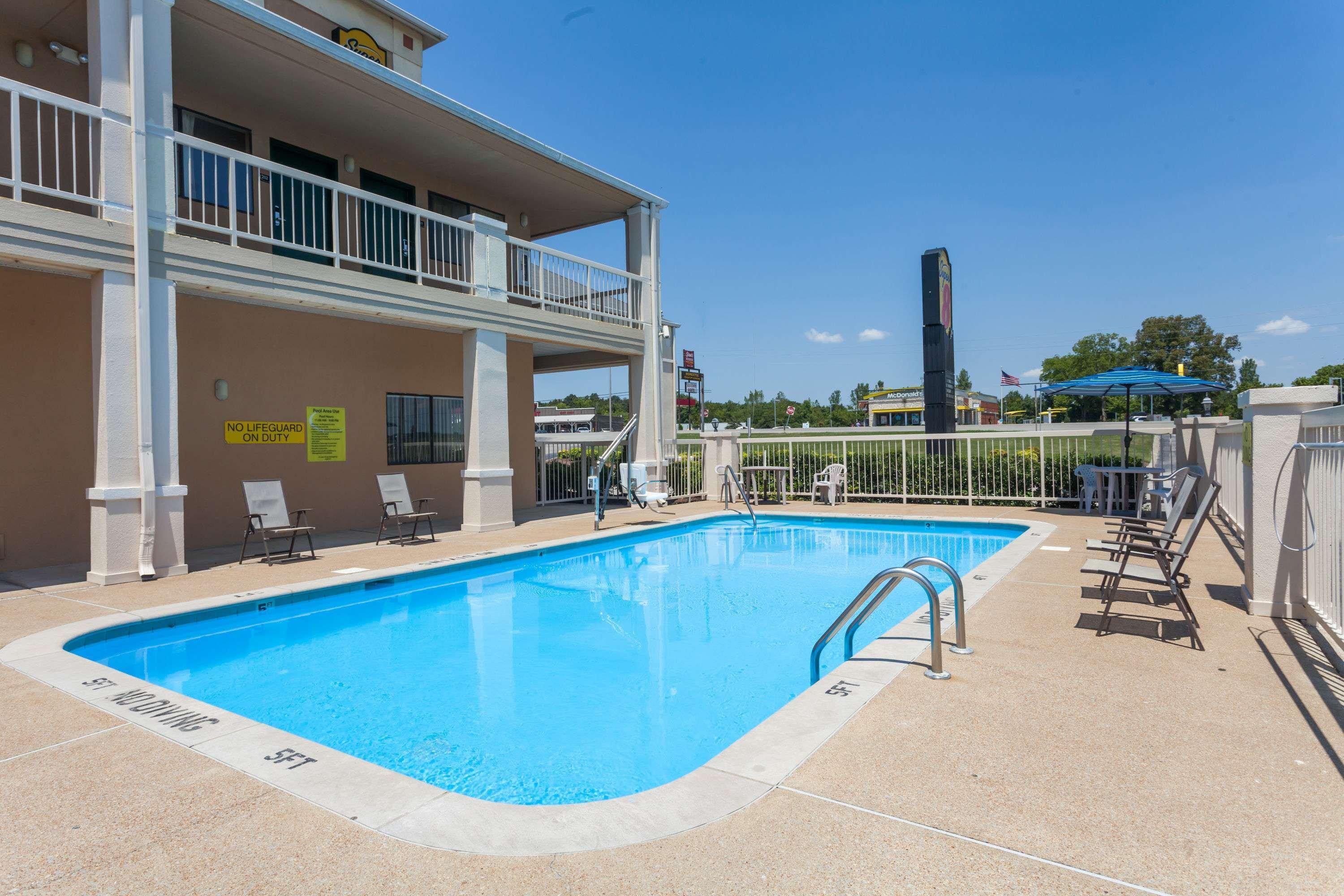Super 8 By Wyndham Columbia Hotel Bagian luar foto