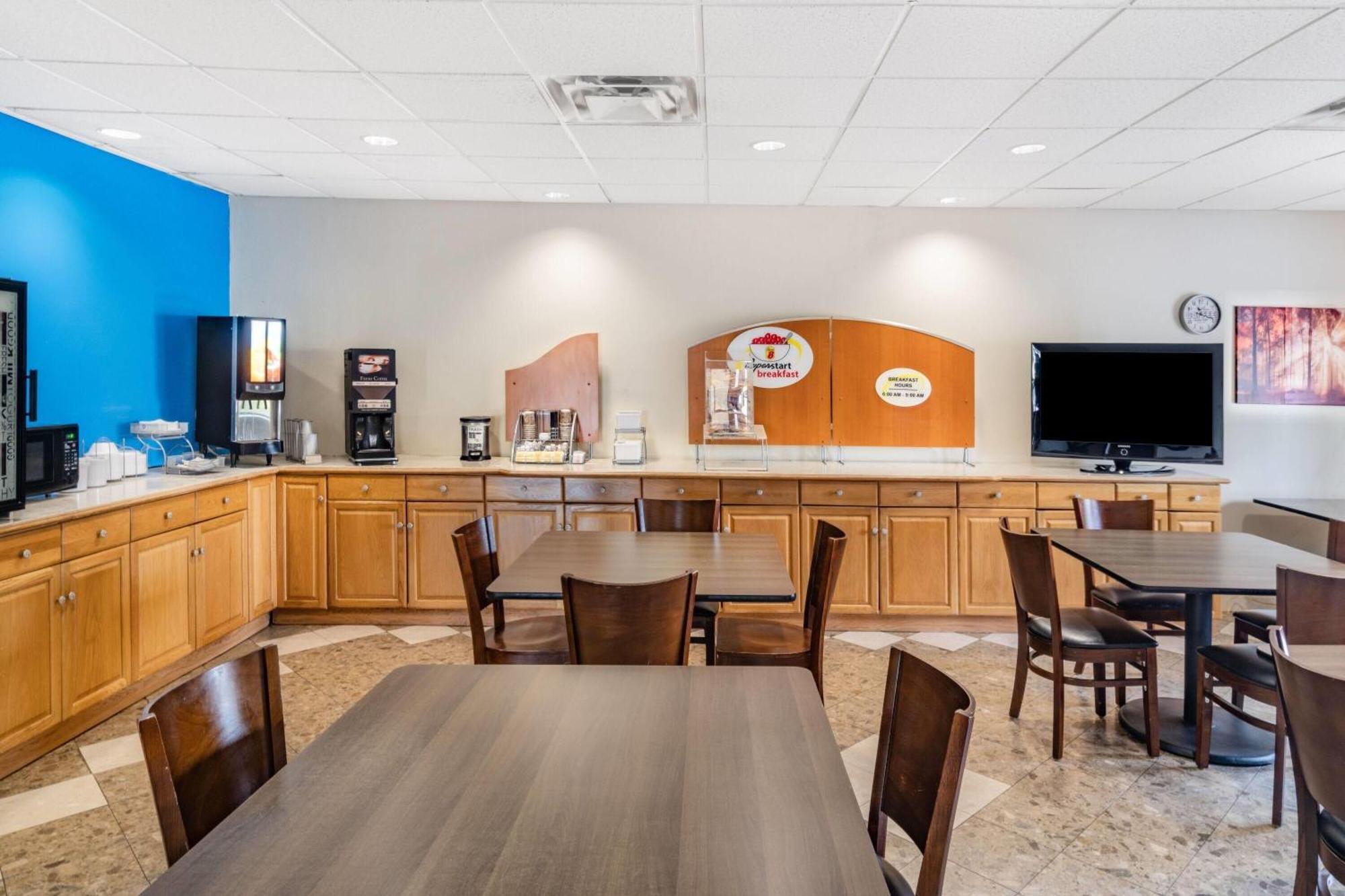 Super 8 By Wyndham Columbia Hotel Bagian luar foto