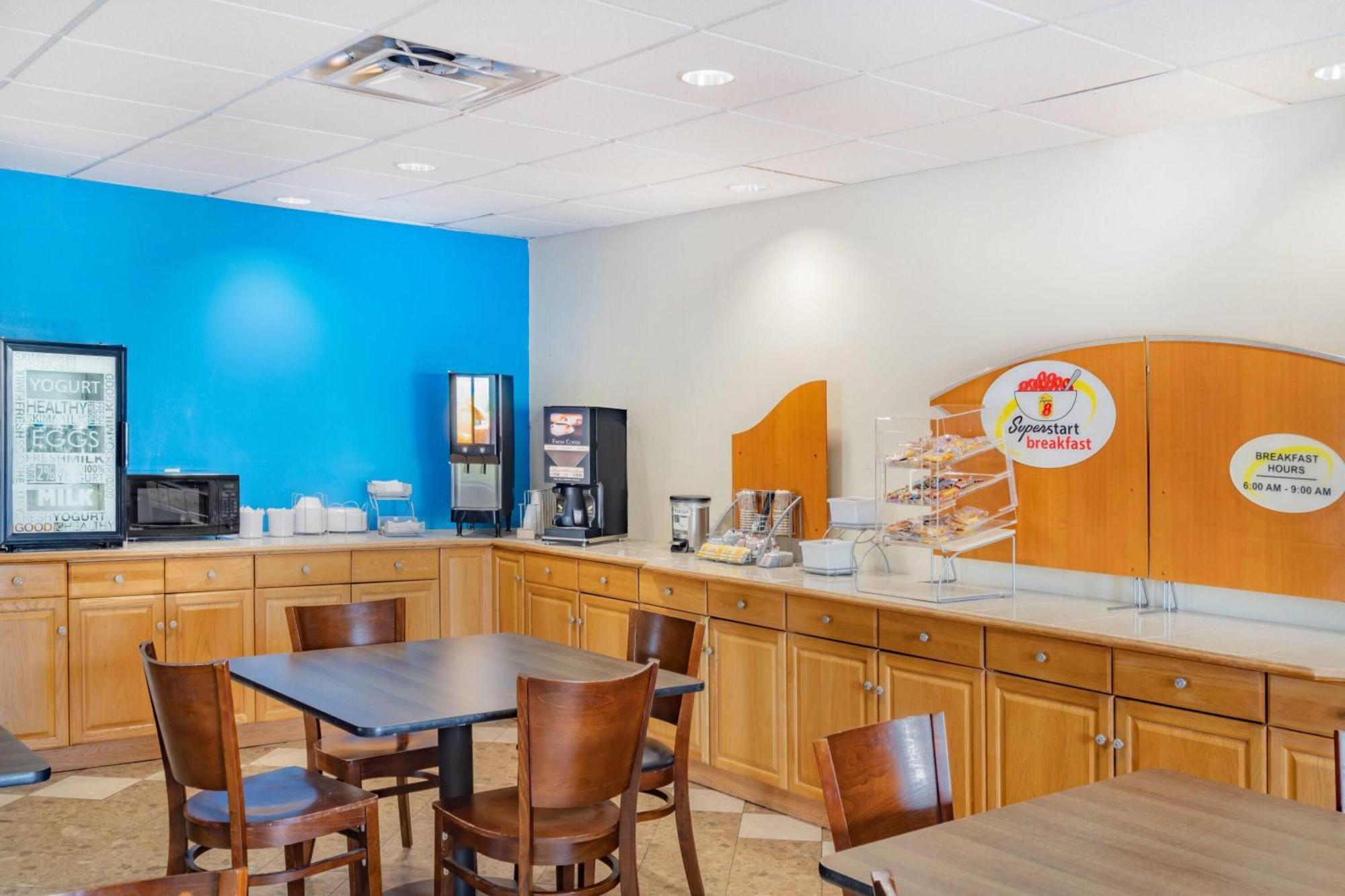 Super 8 By Wyndham Columbia Hotel Bagian luar foto