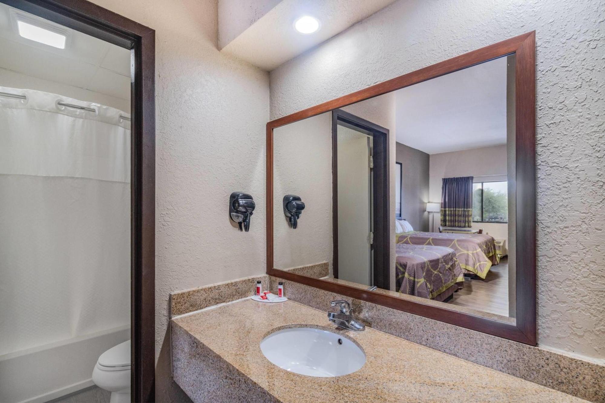 Super 8 By Wyndham Columbia Hotel Bagian luar foto