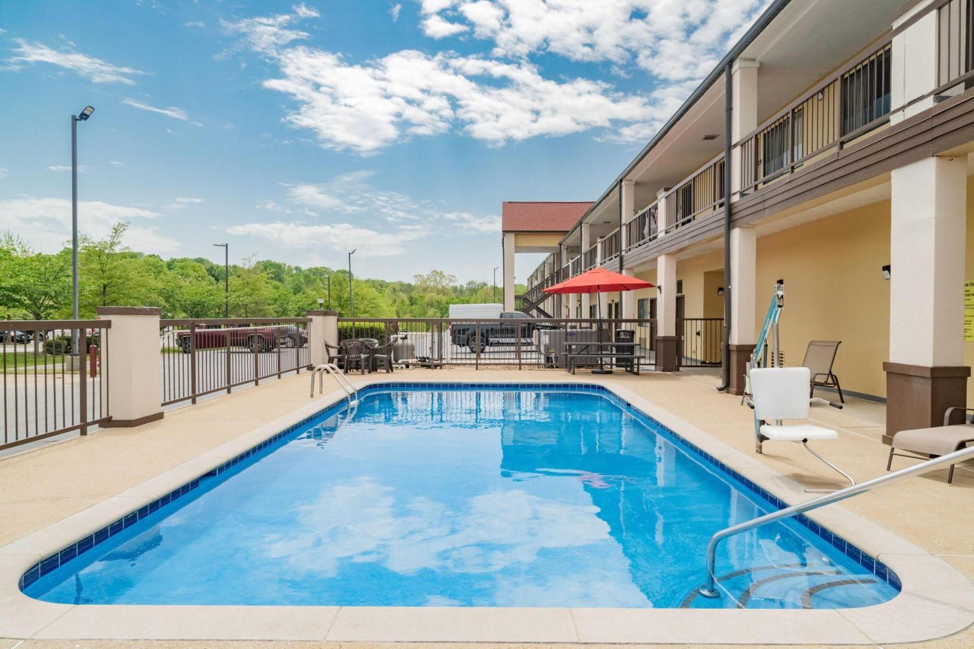 Super 8 By Wyndham Columbia Hotel Bagian luar foto
